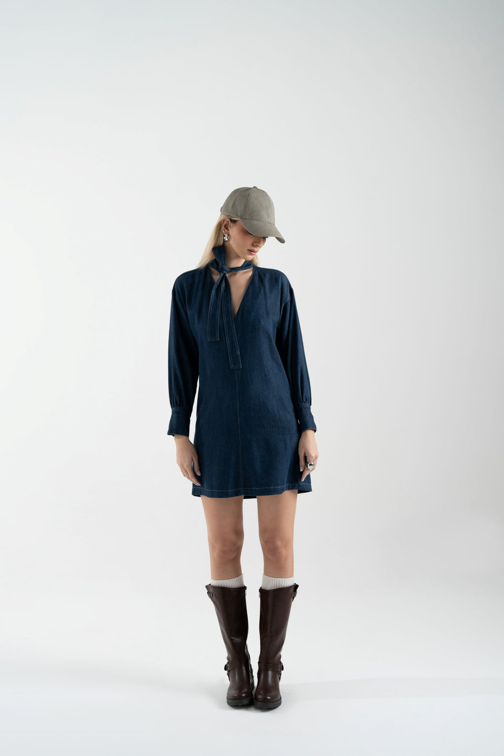 Abito in denim con scollo a V e sciarpetta