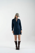 Abito in denim con scollo a V e sciarpetta