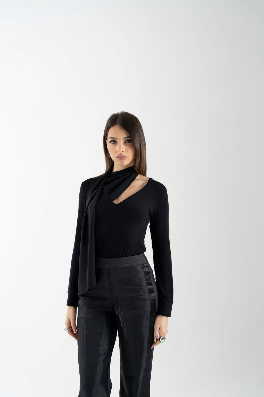 Maglia scollo V con sciarpetta e strass