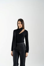 Maglia scollo V con sciarpetta e strass
