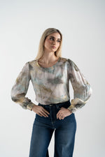 Blusa fantasia scollo tondo e maniche a sbuffo