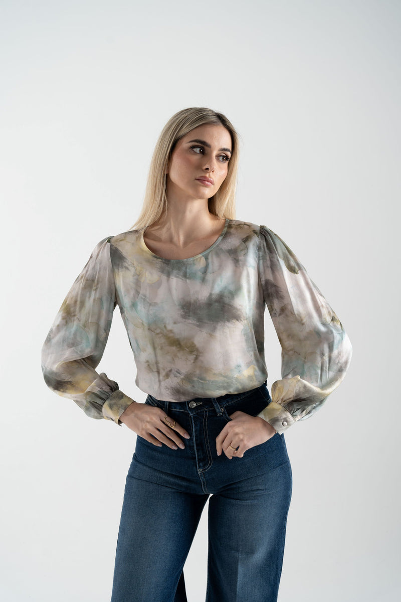 Blusa fantasia scollo tondo e maniche a sbuffo