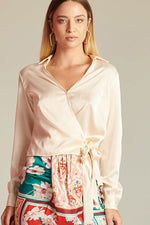 CAMICIA CON DAVANTI AD INCROCIO E FIOCCO SUL FIANCO