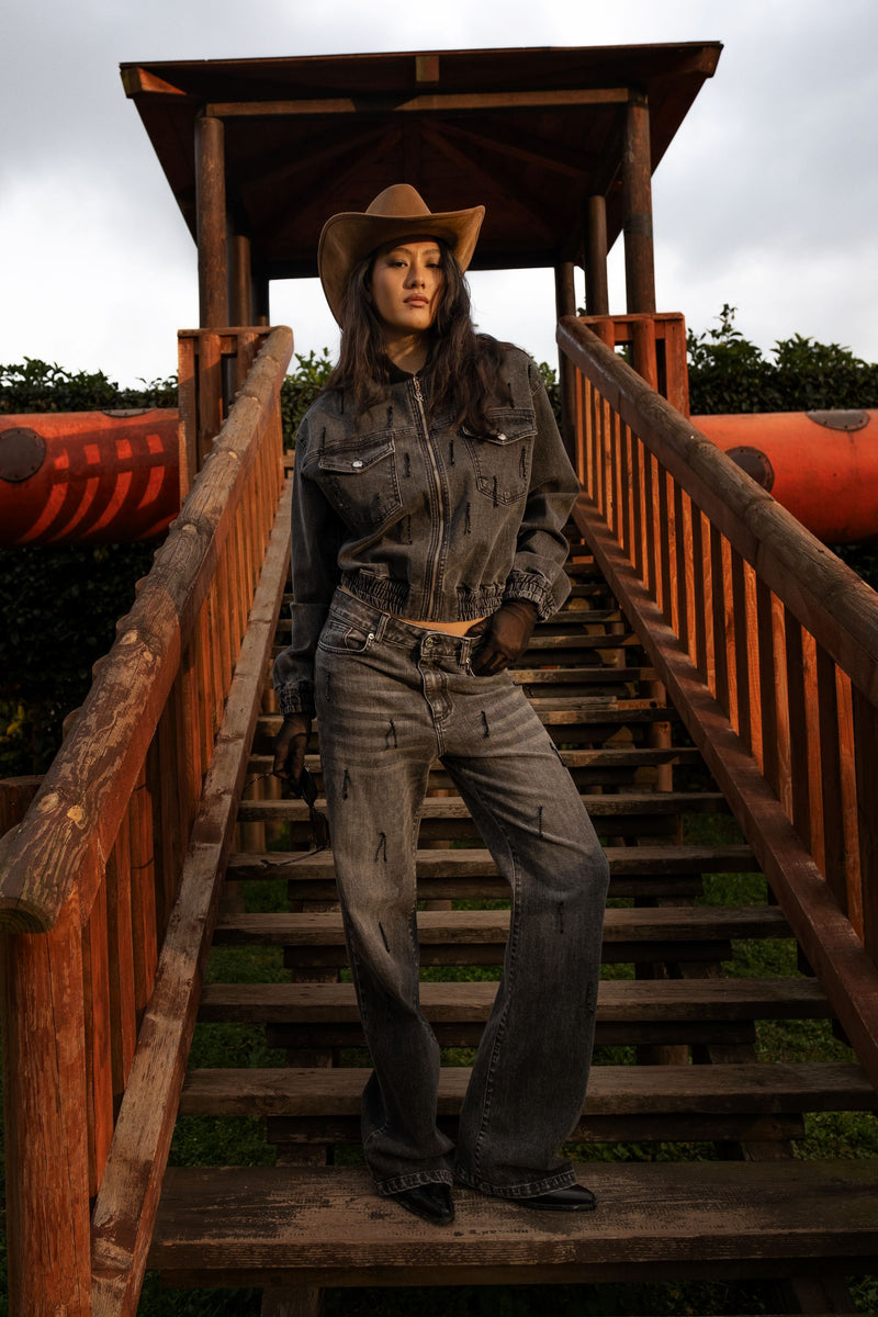 Jeans grigio linea dritta con applicazioni