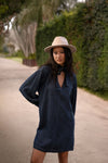 Abito in denim con scollo a V e sciarpetta