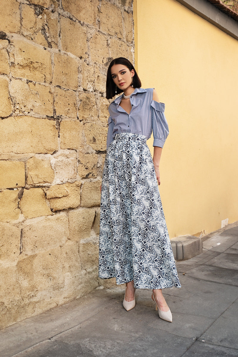 Camicia a righe in cotone con spalla scoperta