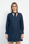 Abito in denim con scollo a V e sciarpetta
