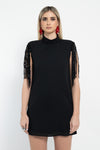 Abito con frange e paillettes sul giromanica
