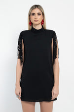 Abito con frange e paillettes sul giromanica