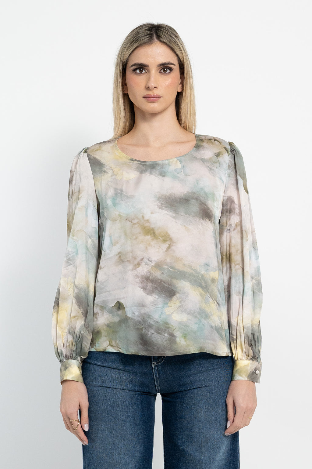 Blusa fantasia scollo tondo e maniche a sbuffo