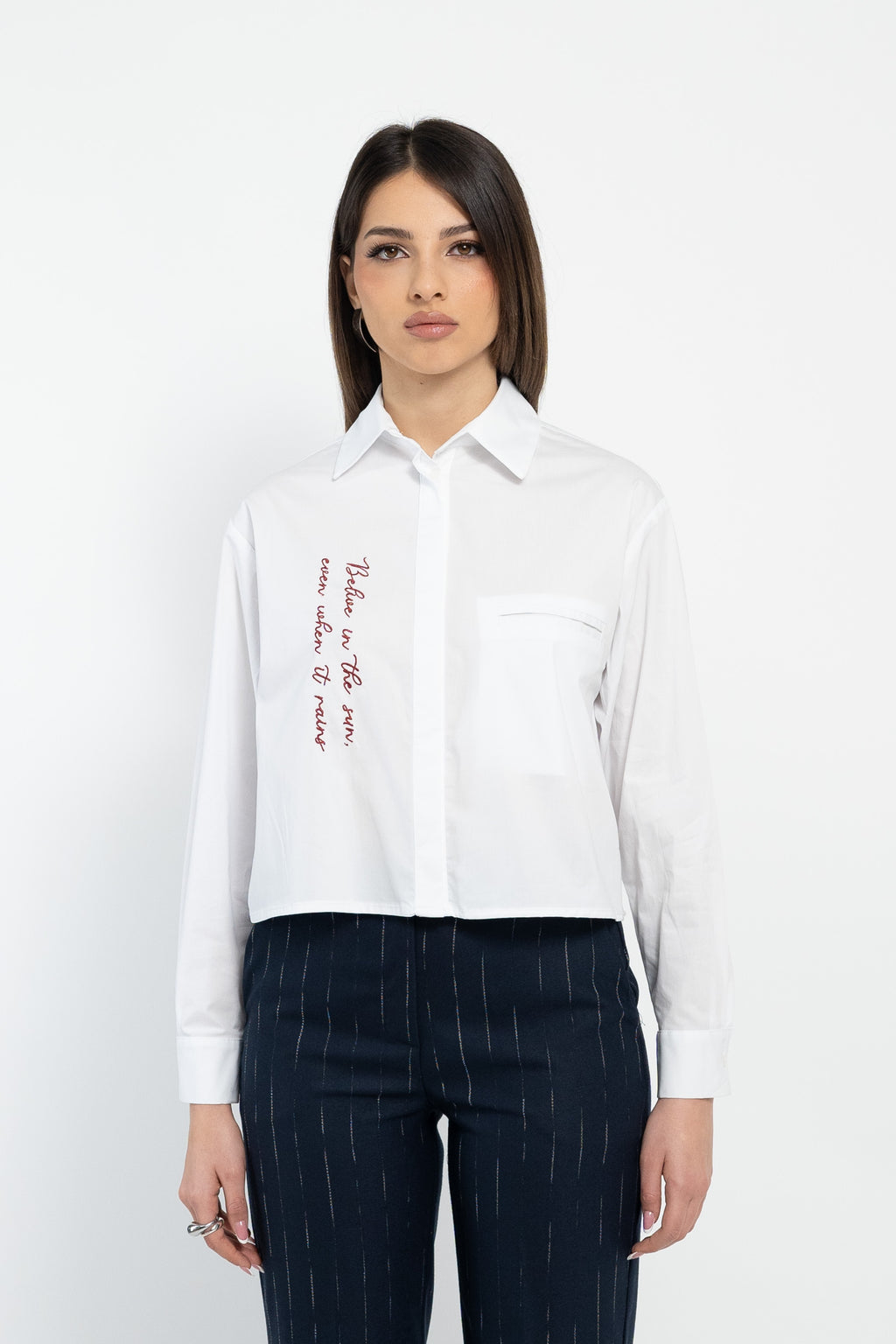 Camicia over corta con ricamo