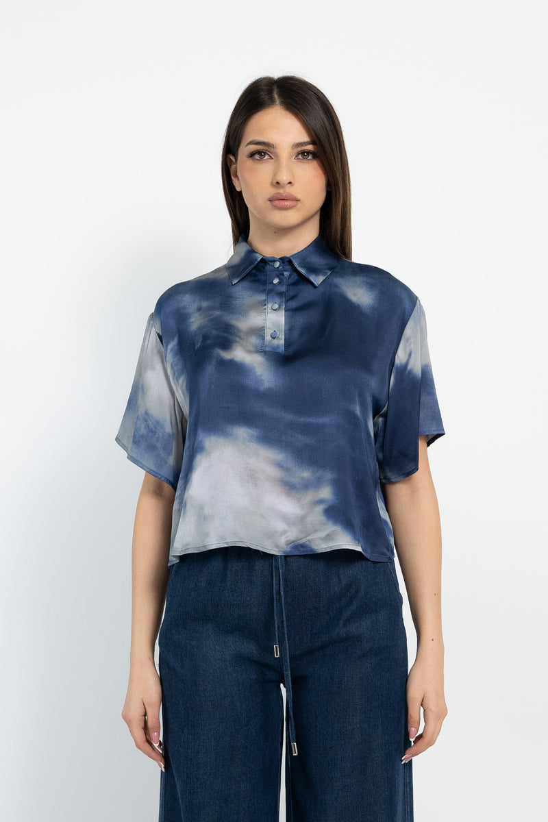 Blusa fantasia con collo polo