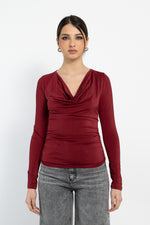 Maglia con scollo ad anello in jersey lucido