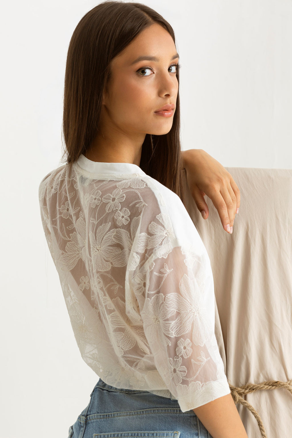 T-shirt scollo a V con inserti in pizzo