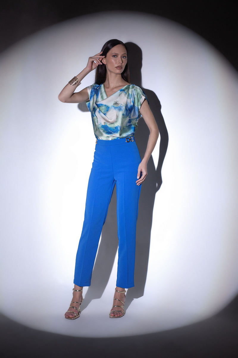 Pantalone slim fit con fibbie decorative