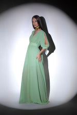 Abito lungo in chiffon con taglio sulla manica
