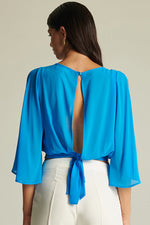 CAMICIA CON FIOCCO DIETRO E CINTA DI PAILETTES DAVANTI