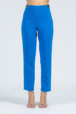 Pantalone slim fit con fibbie decorative