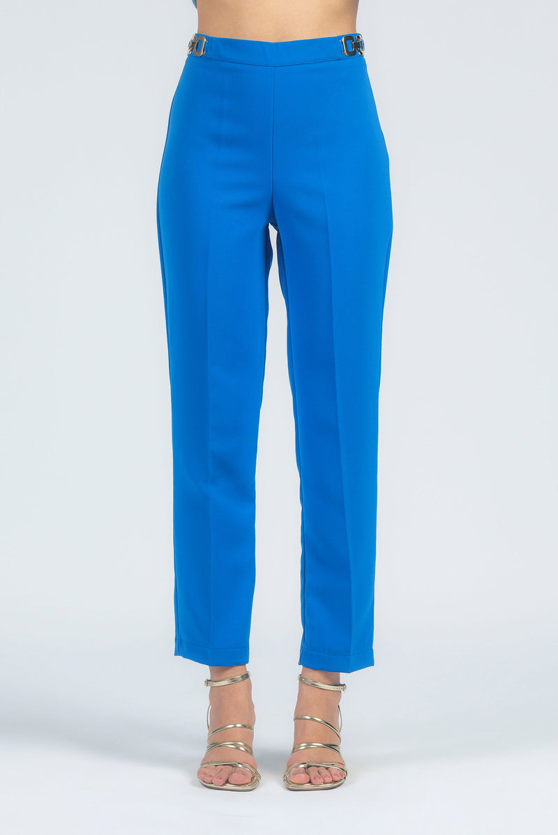 Pantalone slim fit con fibbie decorative