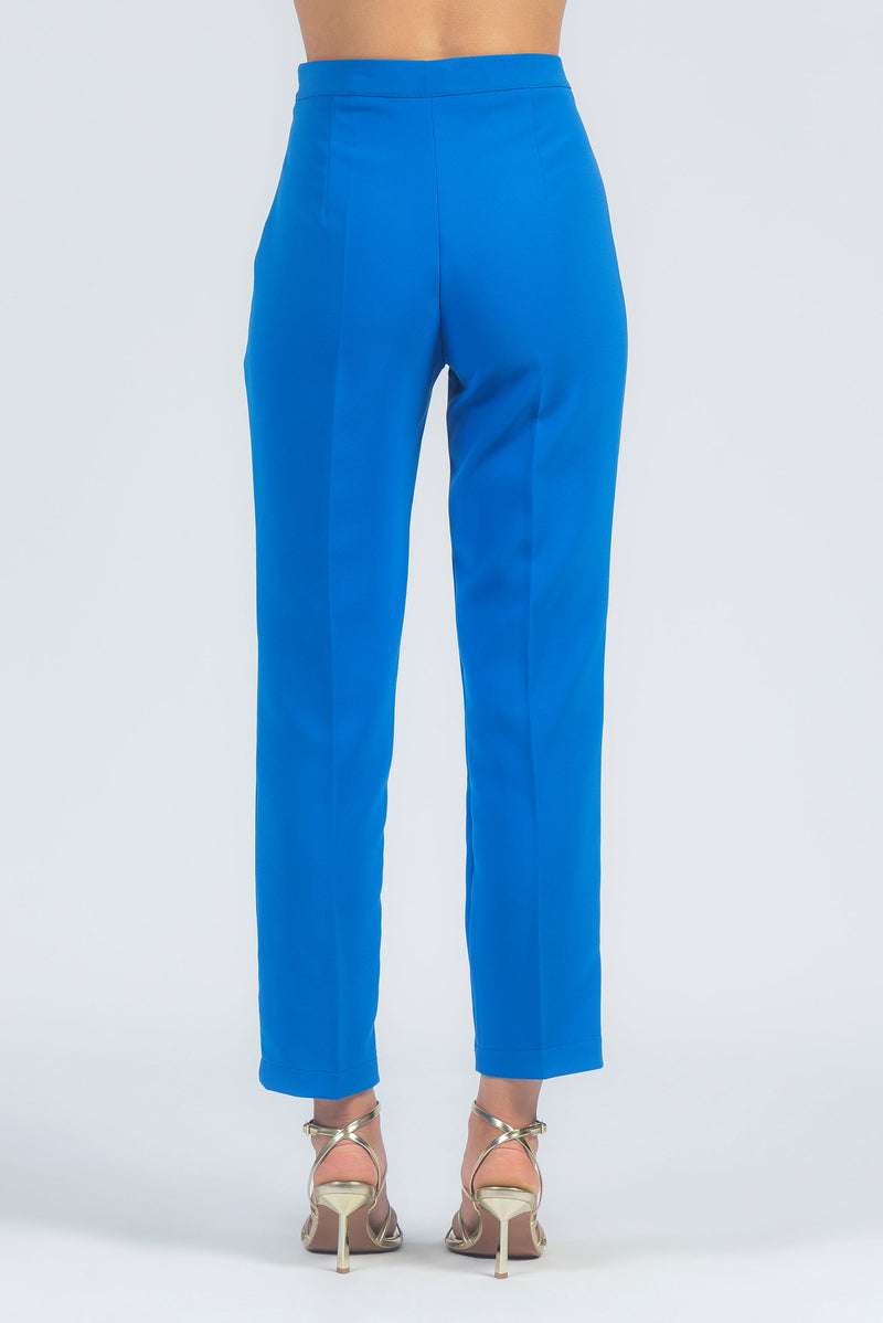 Pantalone slim fit con fibbie decorative