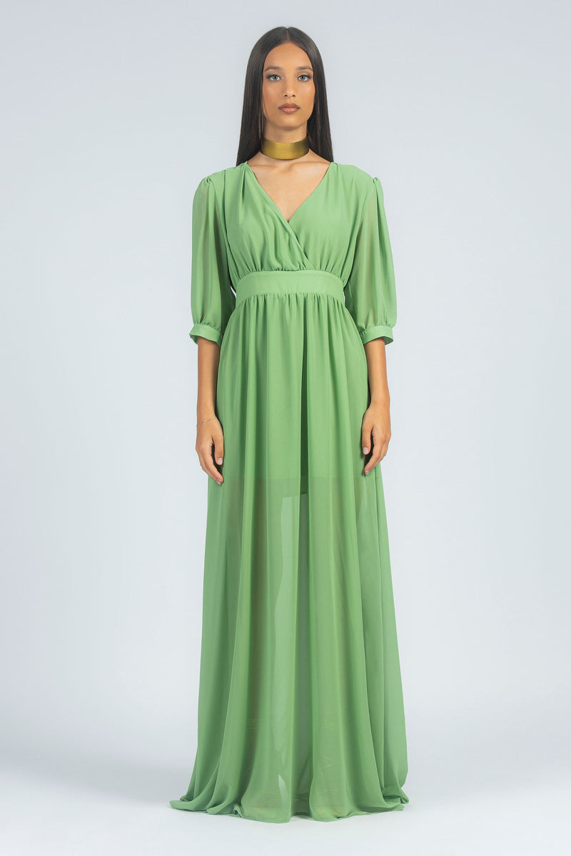 Abito lungo in chiffon con taglio sulla manica