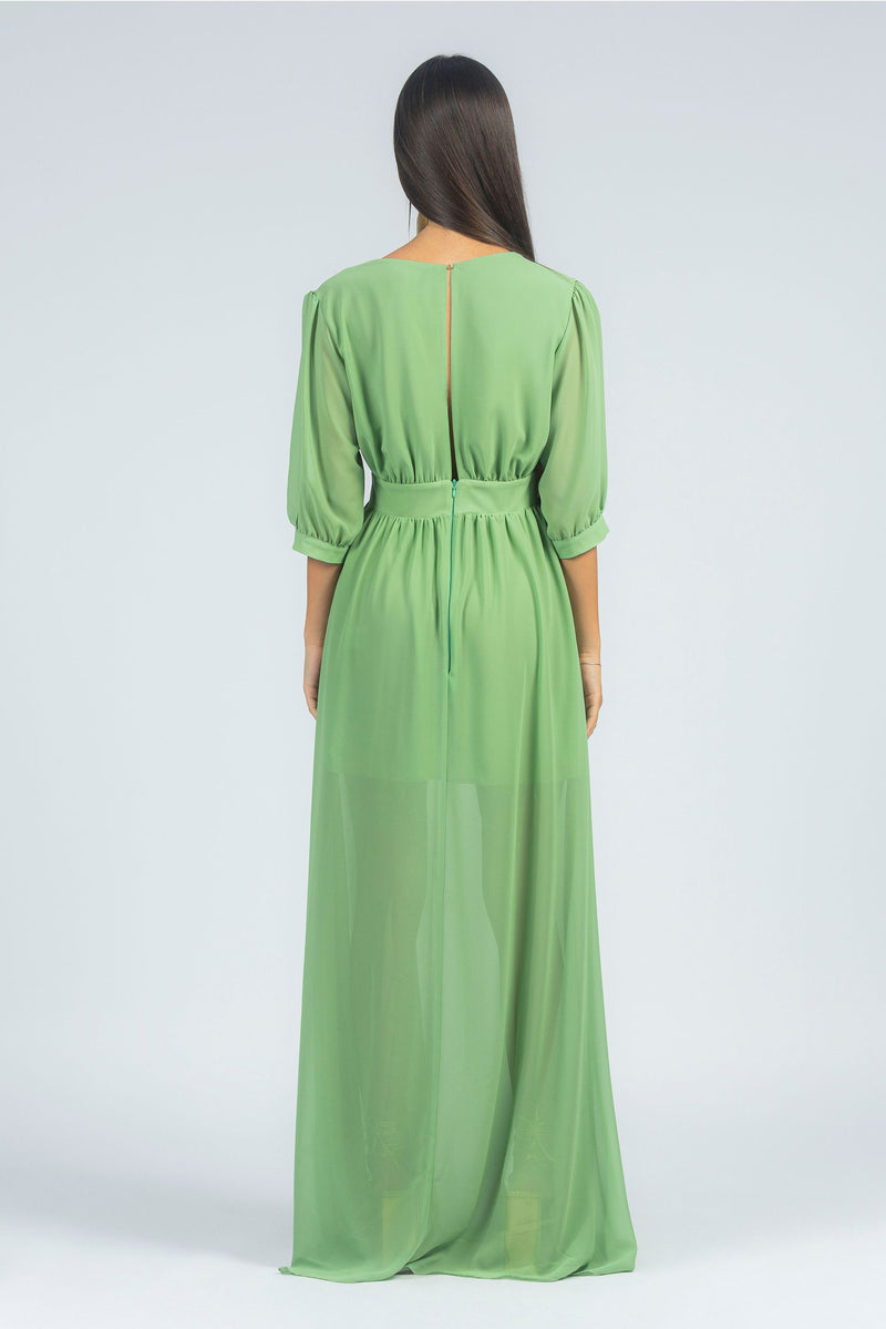 Abito lungo in chiffon con taglio sulla manica